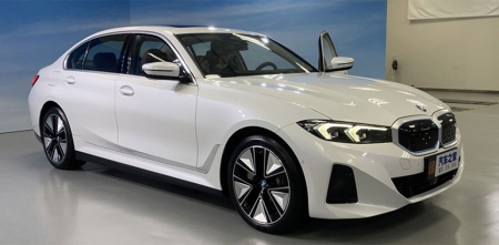 В Китае представлен удлиненный электрический седан BMW i3