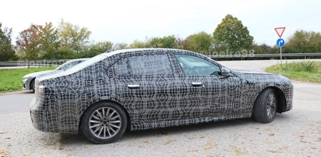 Компания BMW тестирует прототип нового поколения седана 7 Series Hybrid