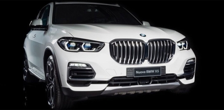 У кроссовера BMW X5 появилась "вечная" спецверсия из алькантары